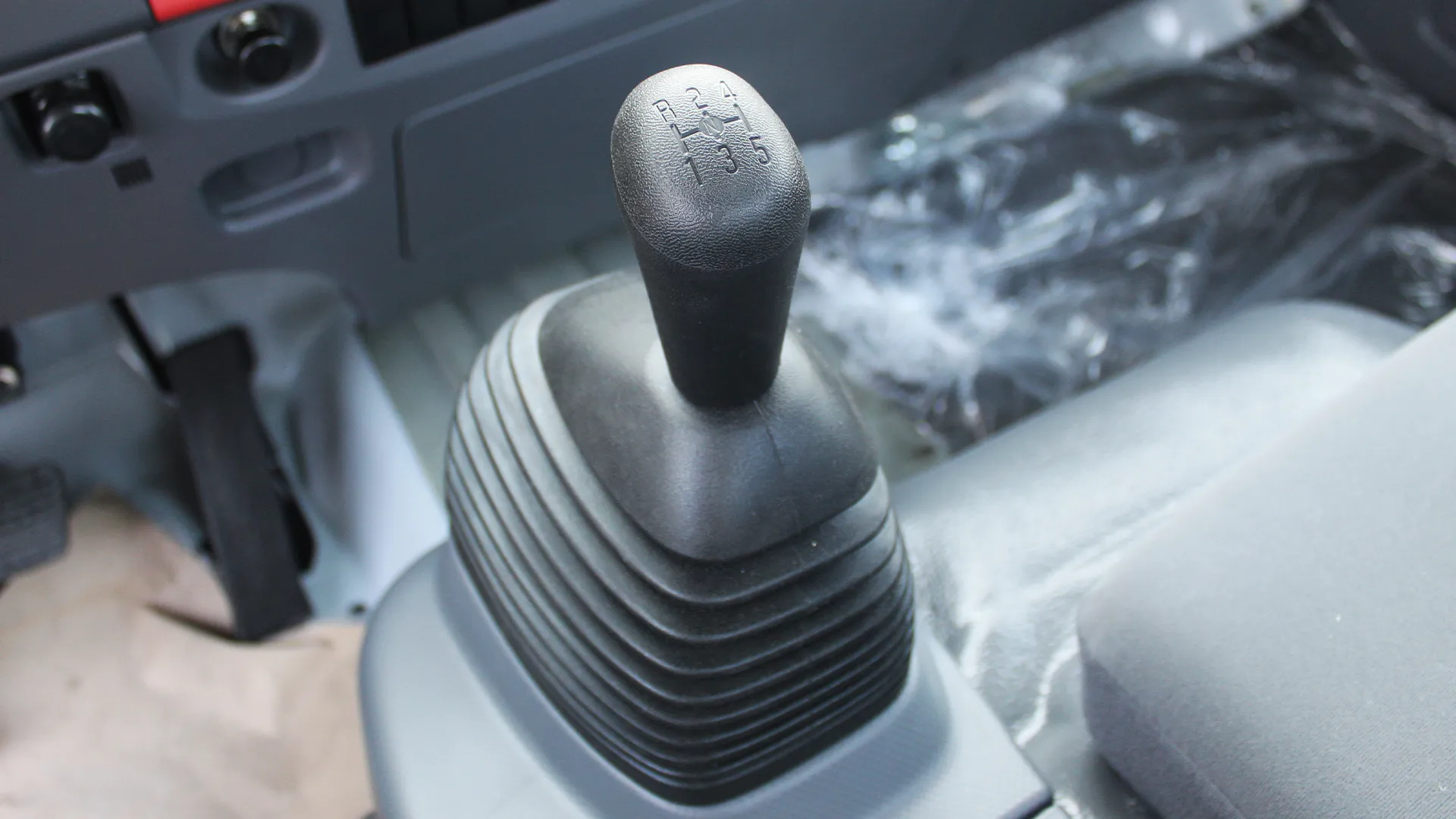 4.6L 71L LWB Cab Chassis MT - Image 17