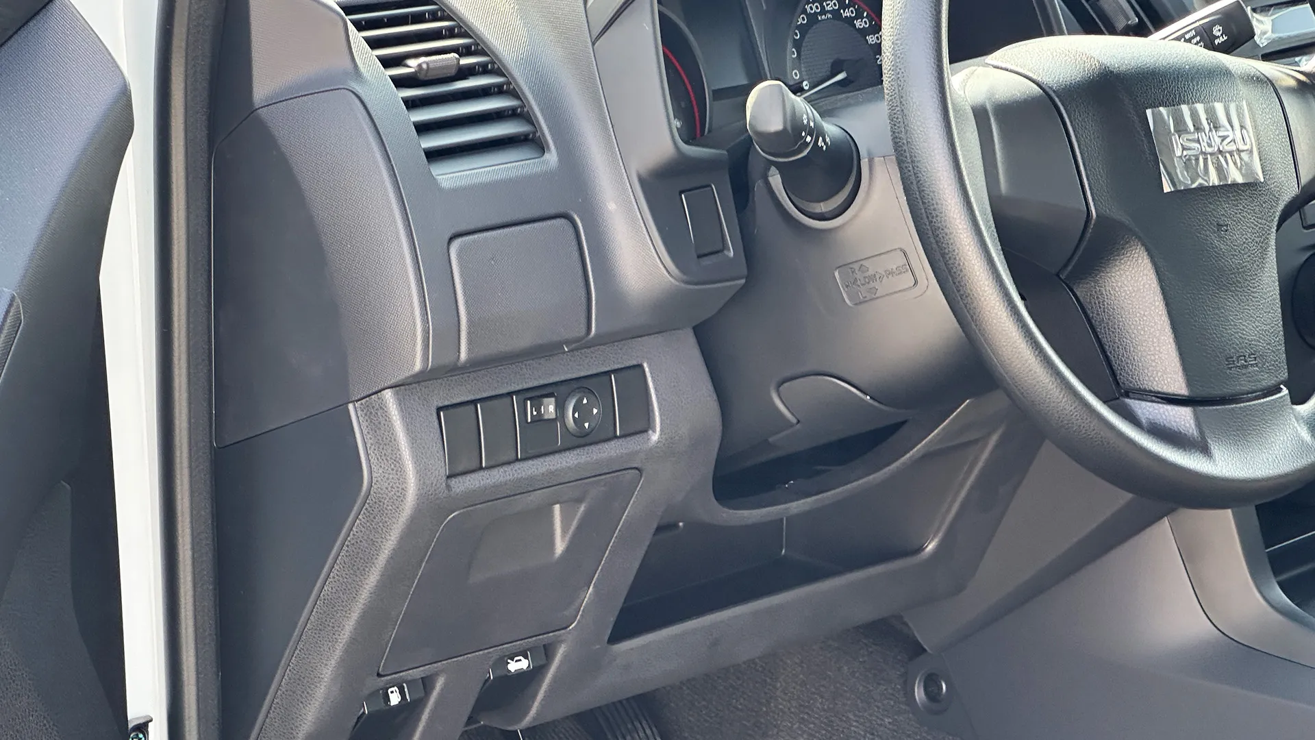 2.5L D DC 4x4 PWR A/W MID MT - Image 13
