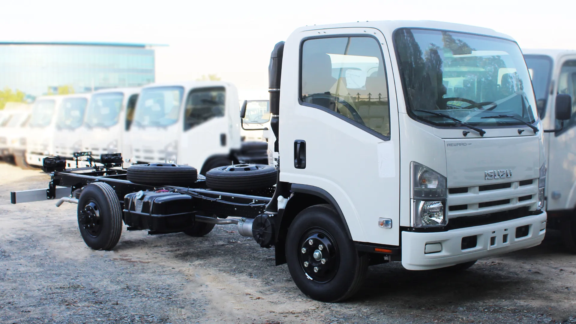 4.6L 71L LWB Cab Chassis MT - Image 5