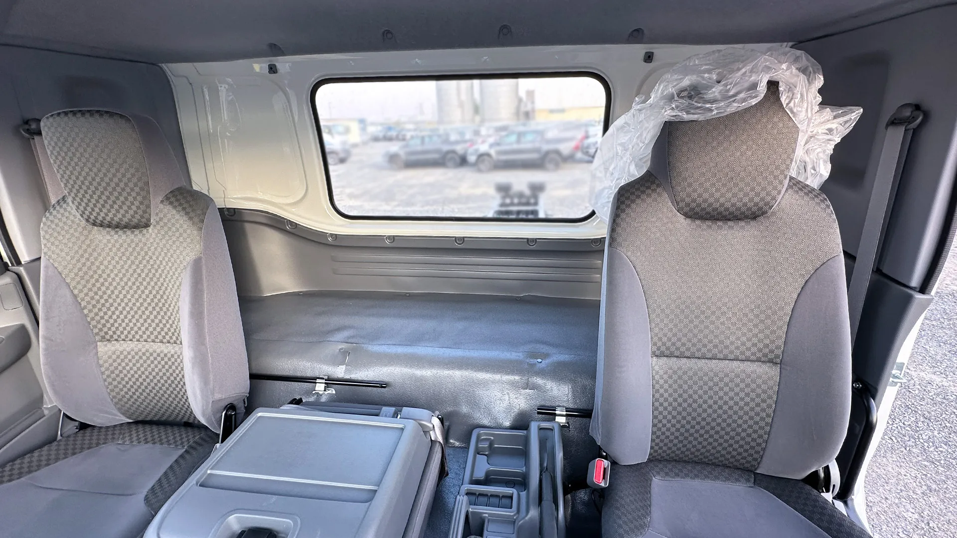 8.0L 33P CAB Chassis MT - Image 10