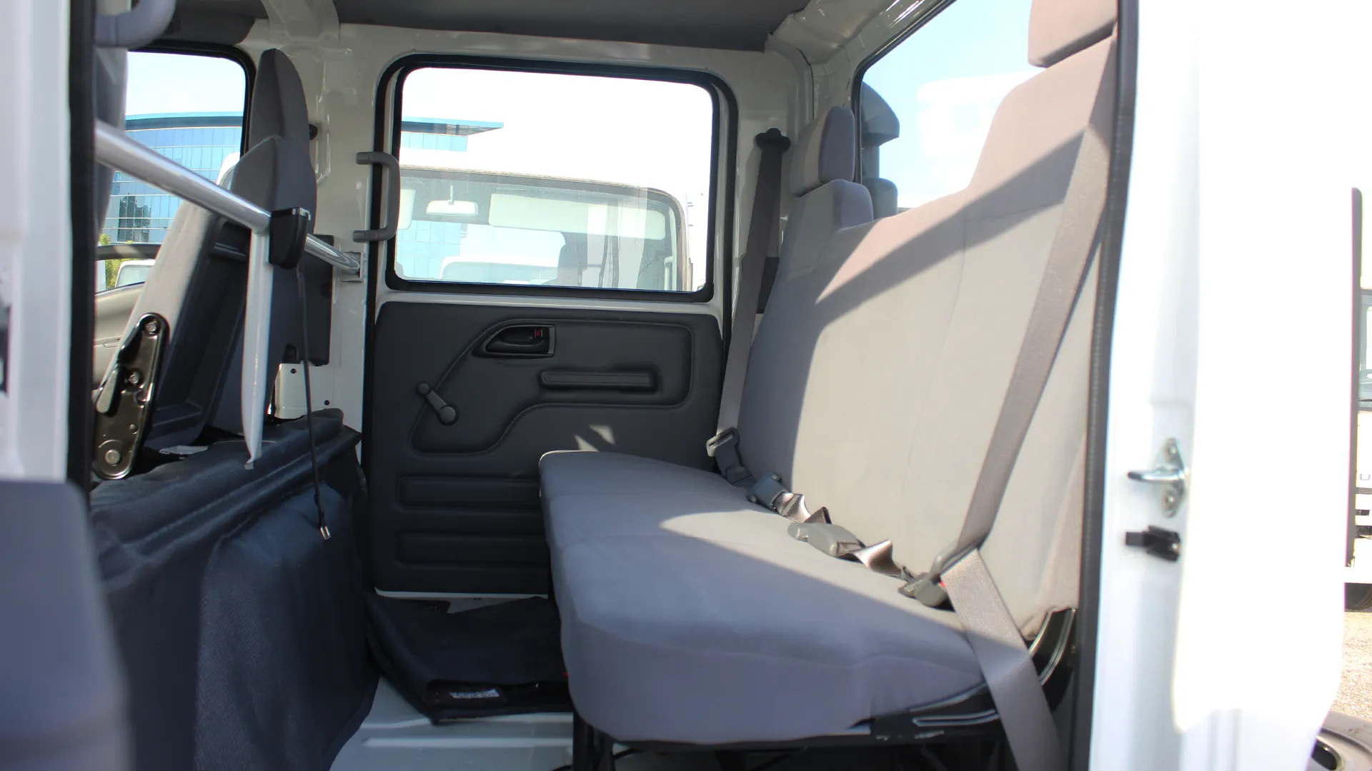 3.0L 85L Crew Cab Chassis MT - Image 9