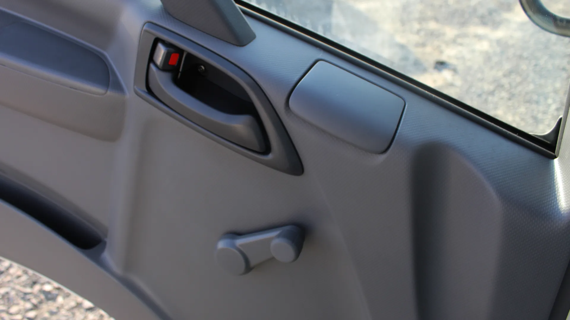 3.0L 85L Crew Cab Chassis MT - Image 12