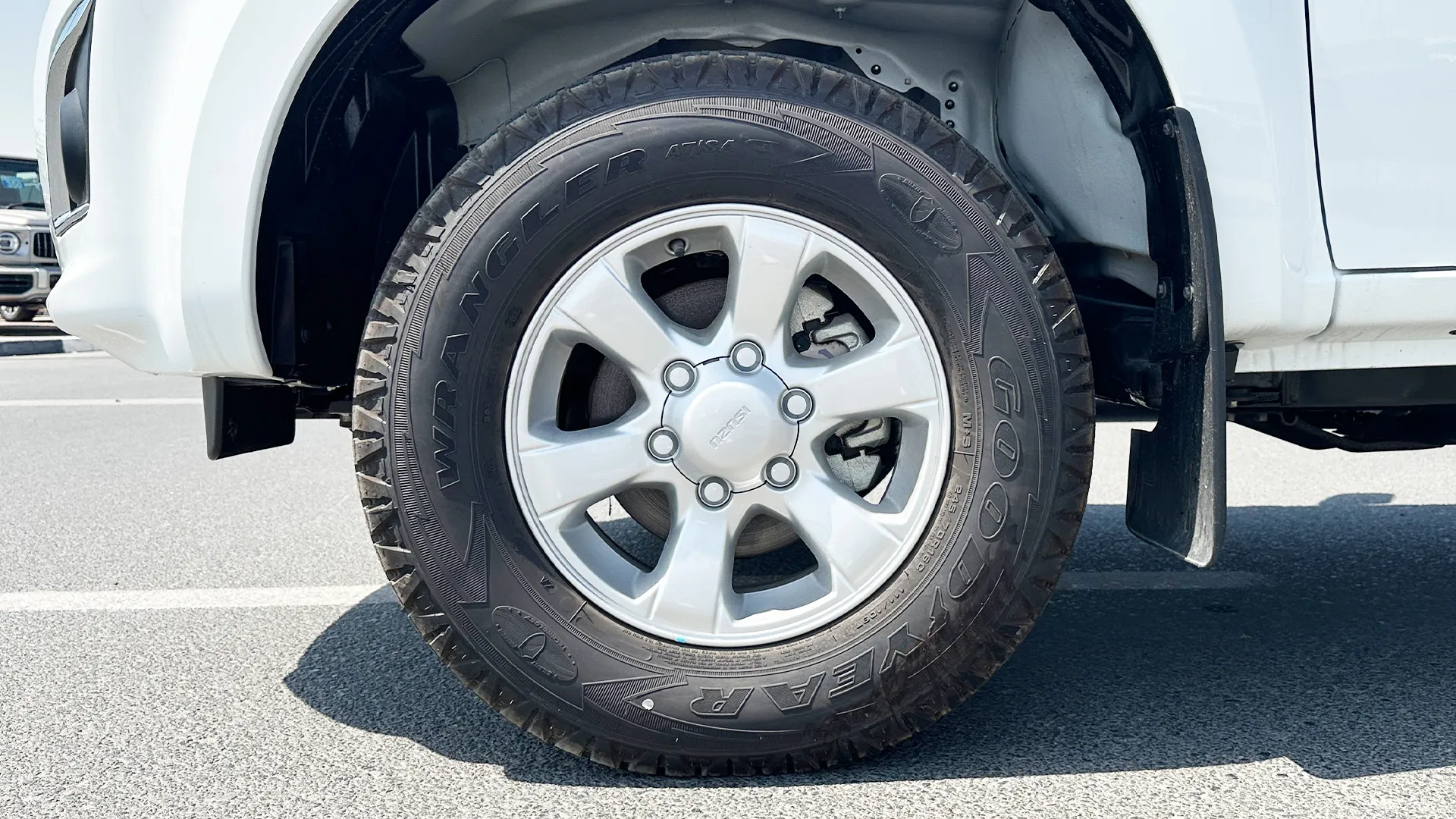 2.5L DC 4X4 PWR A/W ABS Remote MT - Image 7