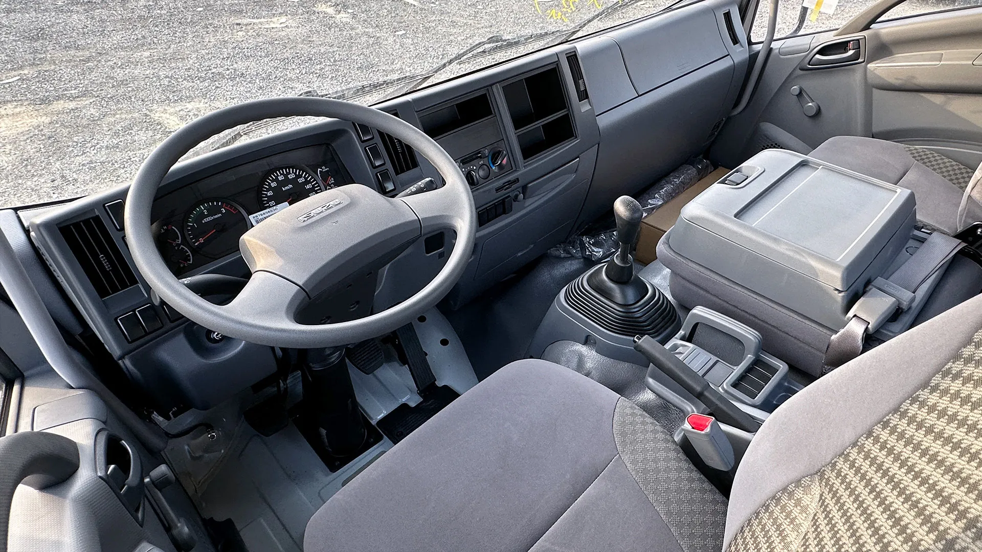 8.0L 33P CAB Chassis MT - Image 16