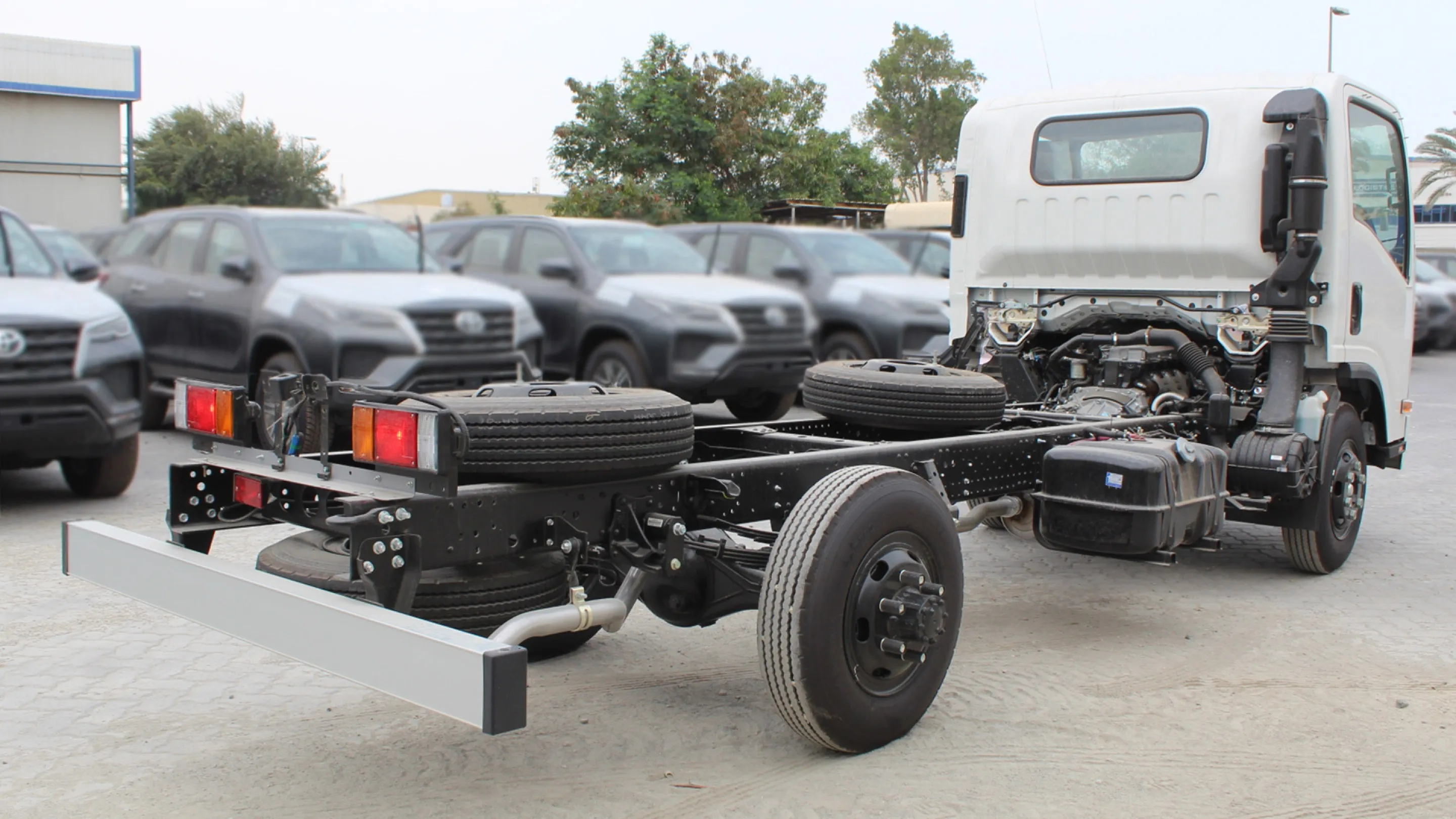 4570 cc TRUCK CAB CHASSIS 4X2 DIESEL MT - Image 3