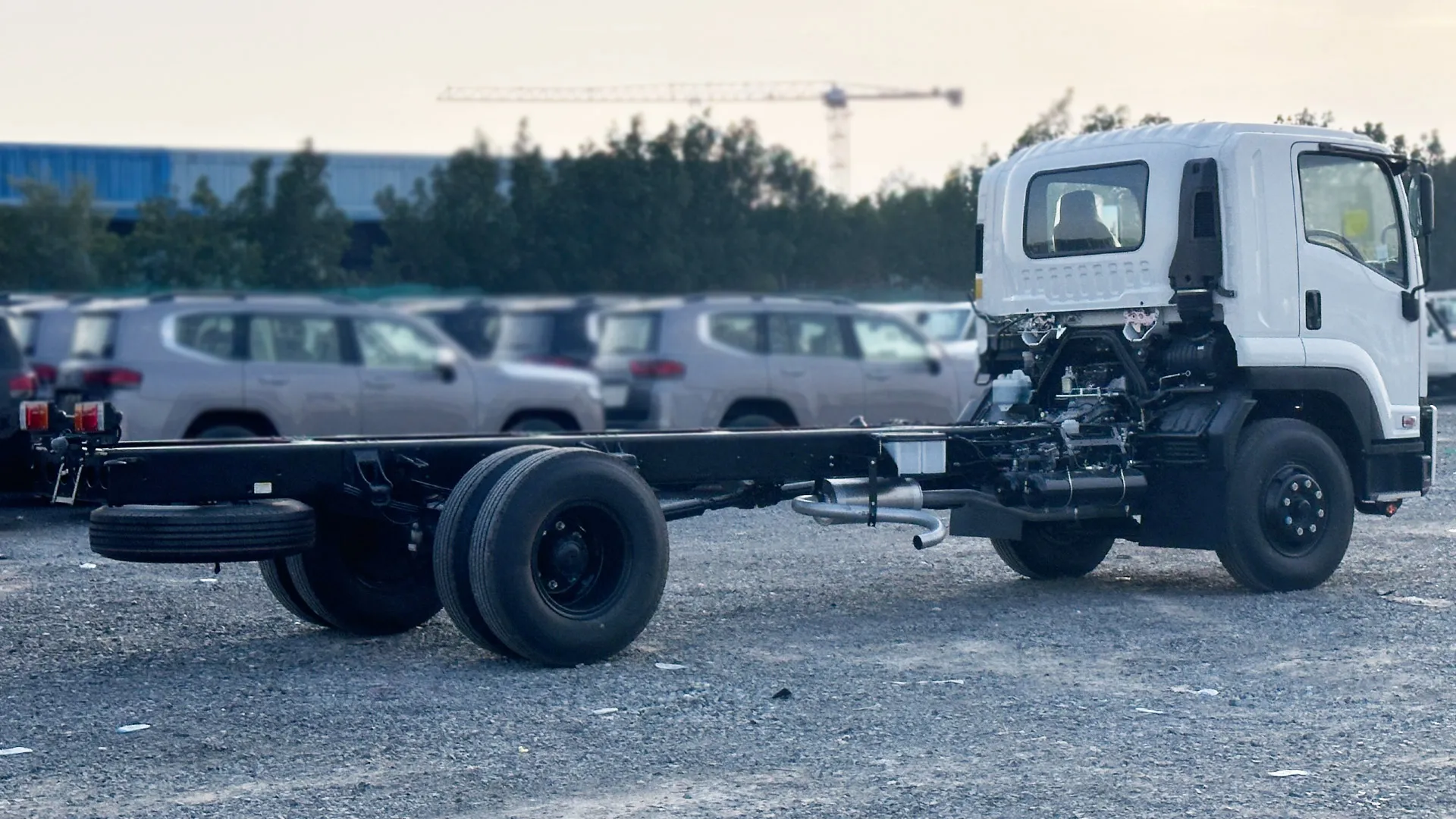 8.0L 33P CAB Chassis MT - Image 4