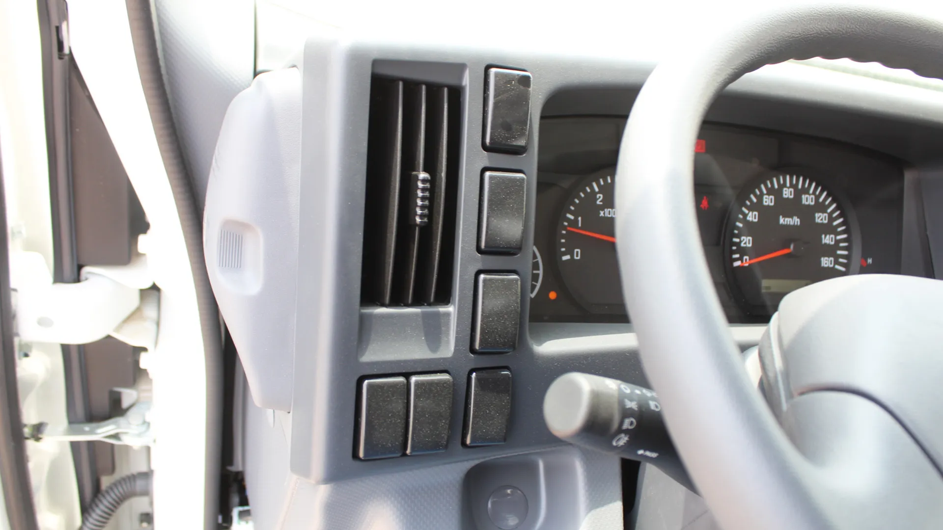 4570 cc (4.6L) 71 STEEL CARGO MT - Image 18