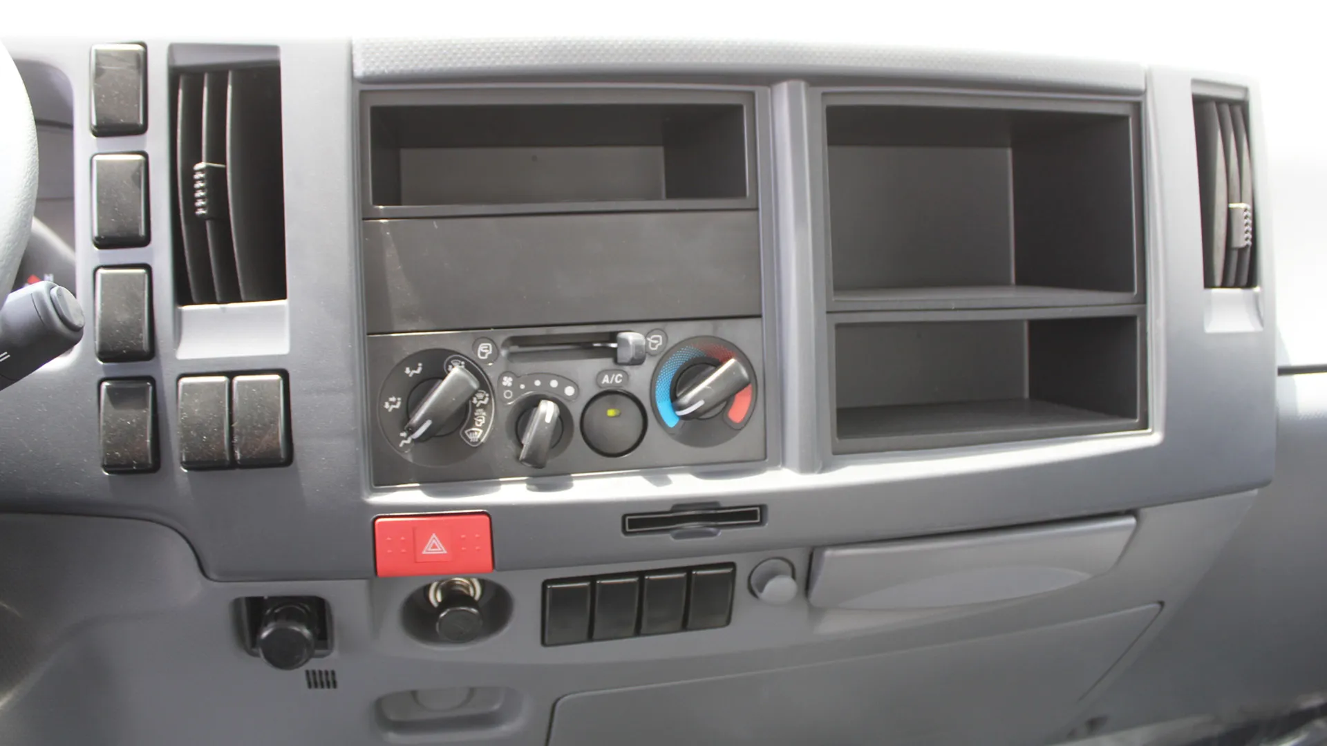 4570 cc (4.6L) 71 STEEL CARGO MT - Image 14