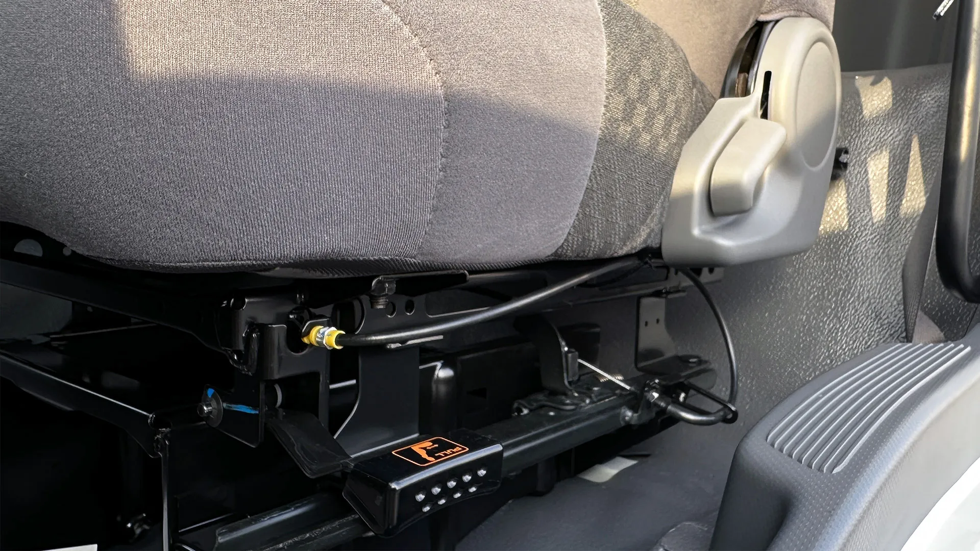 8.0L 33P CAB Chassis MT - Image 18