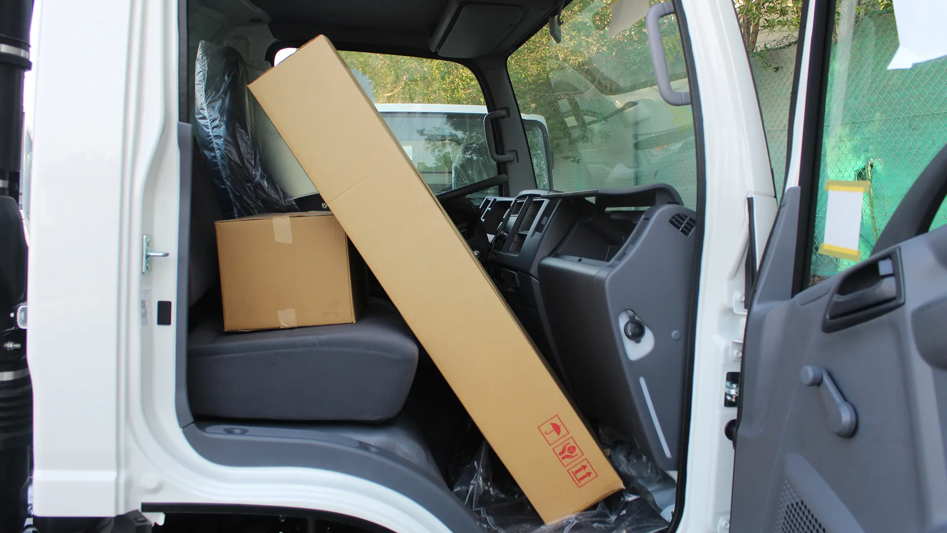 4.6L 71L LWB Cab Chassis MT - Image 19