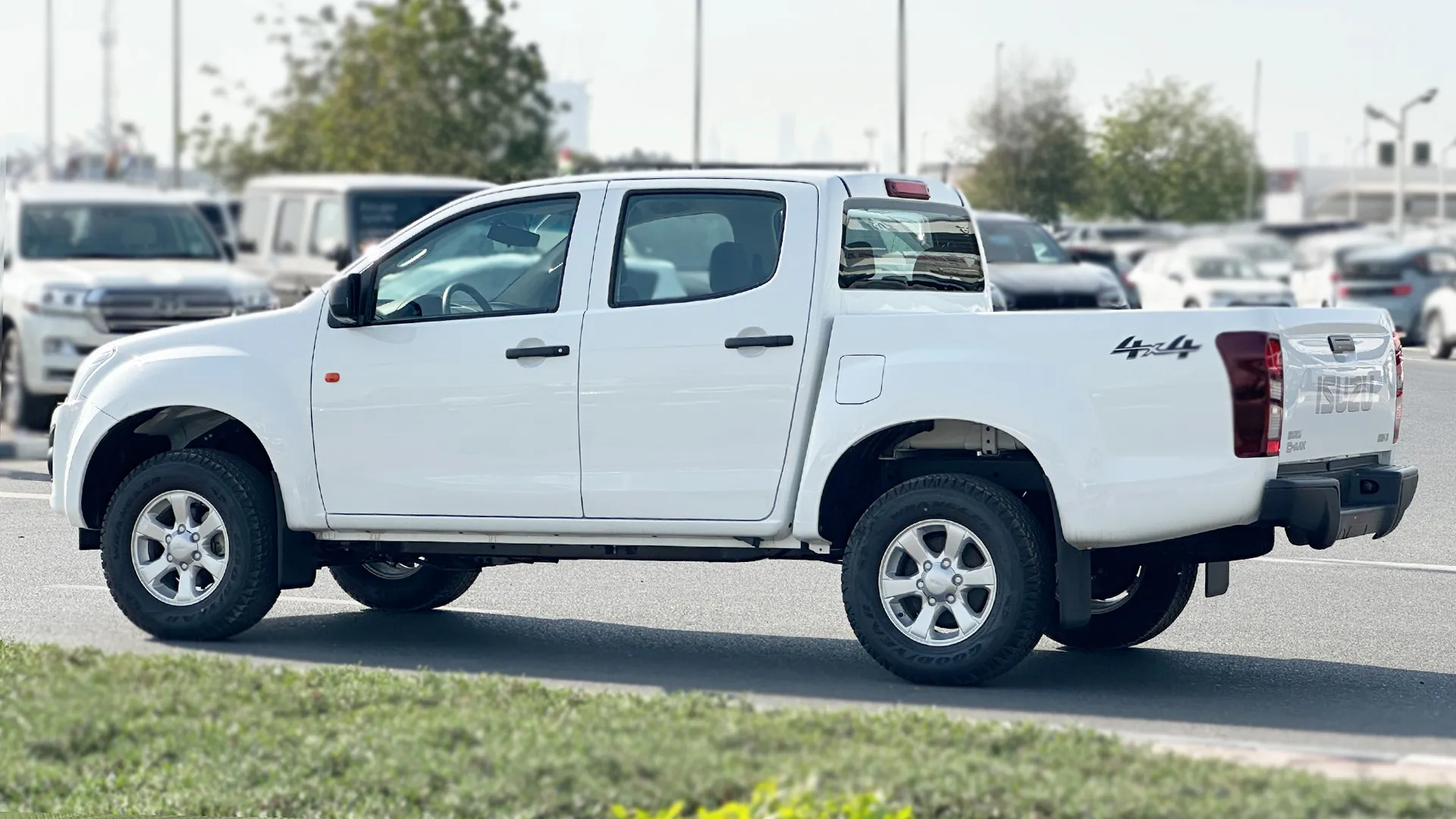 2.5L D DC 4x4 PWR A/W MID MT - Image 1