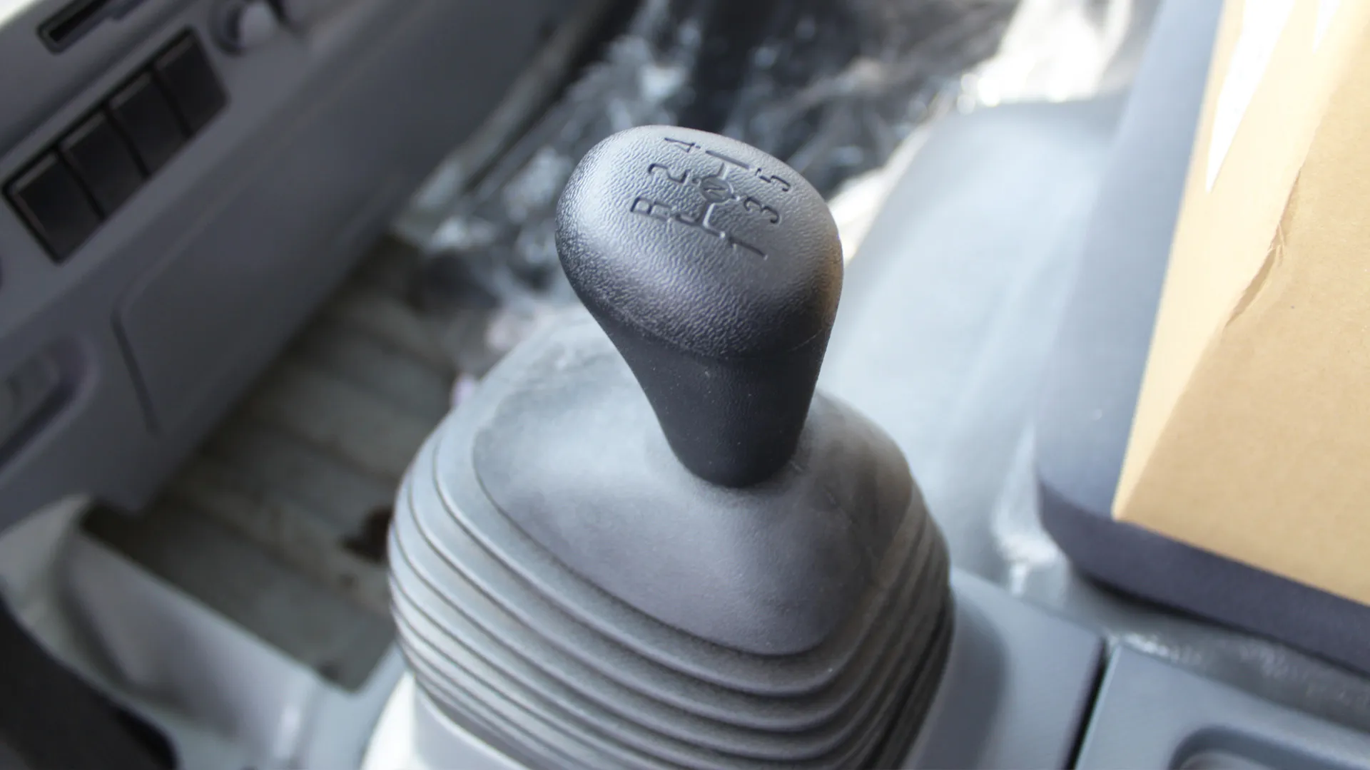 4570 cc (4.6L) 71 STEEL CARGO MT - Image 15