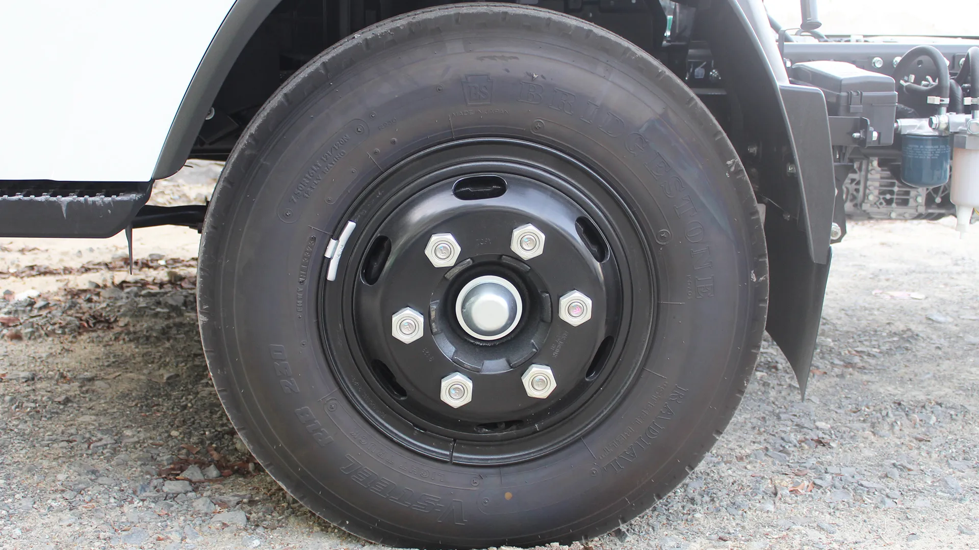 4.6L 71L LWB Cab Chassis MT - Image 6