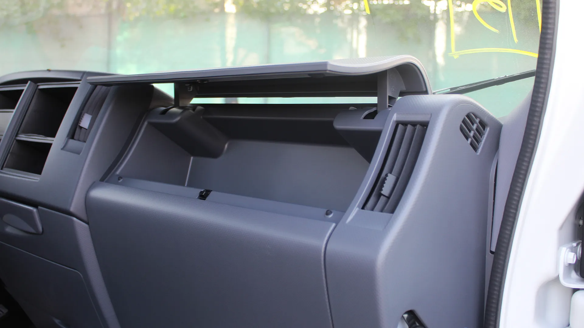 4.6L 71L LWB Cab Chassis MT - Image 15