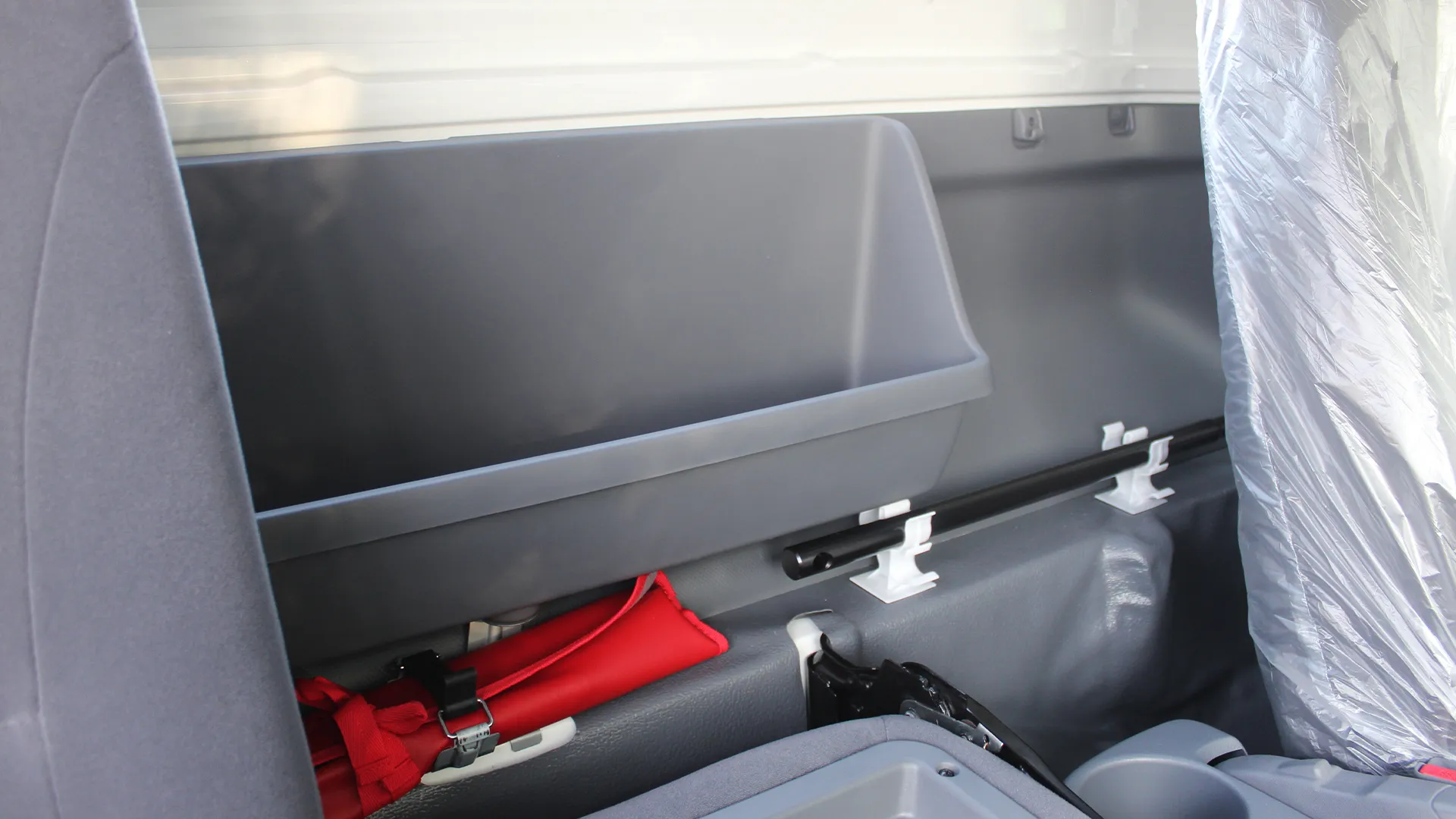 4.6L 71L LWB Cab Chassis MT - Image 13