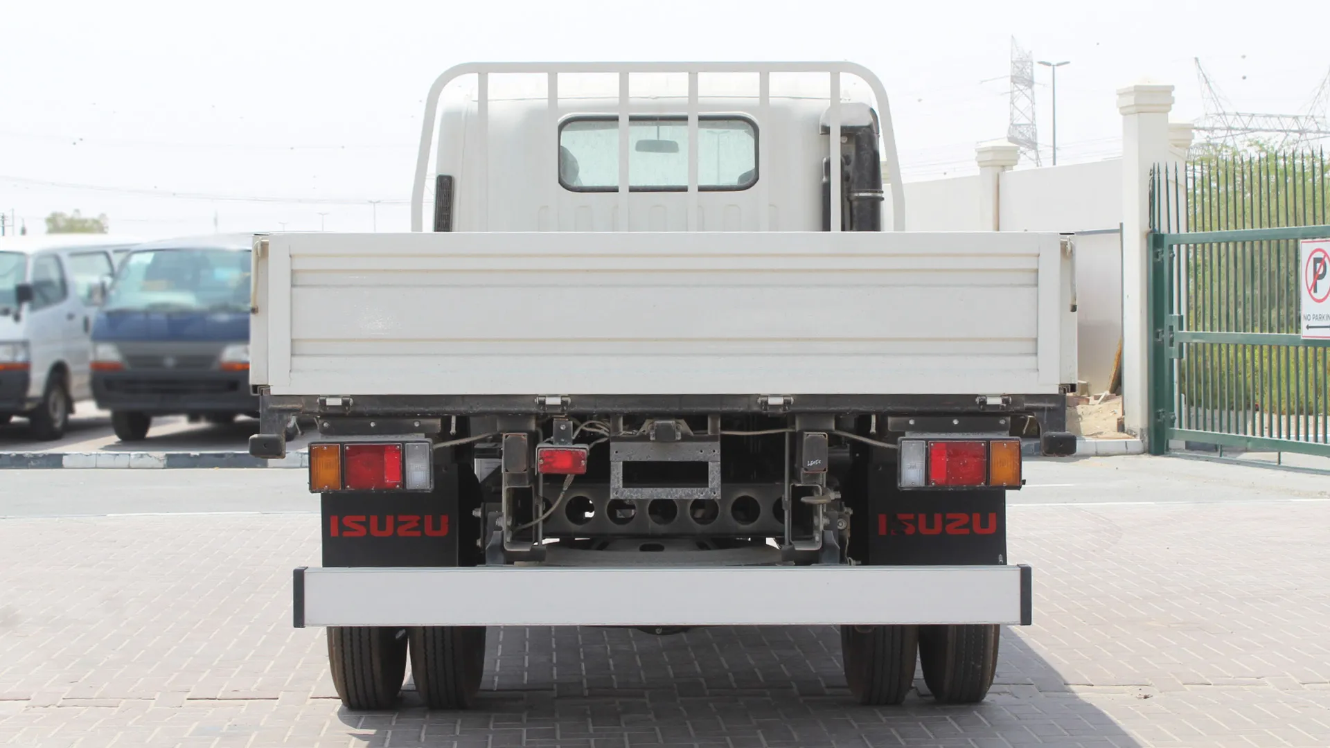 4570 cc (4.6L) 71 STEEL CARGO MT - Image 3