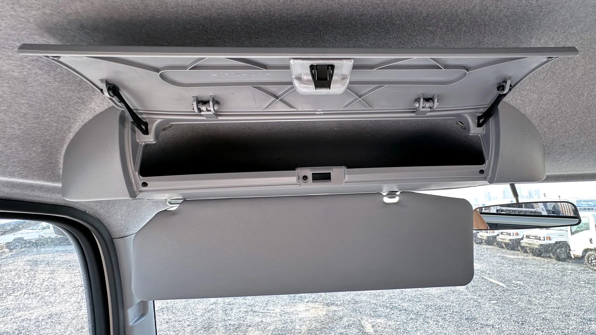 8.0L 33P CAB Chassis MT - Image 15