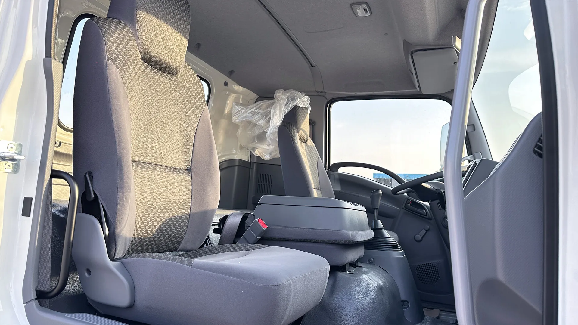 8.0L 33P CAB Chassis MT - Image 11