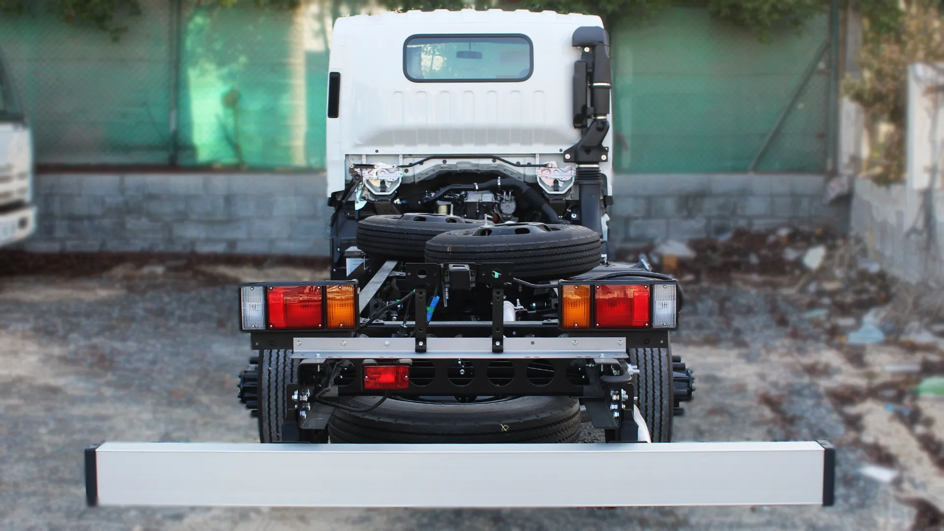 4.6L 71L LWB Cab Chassis MT - Image 3