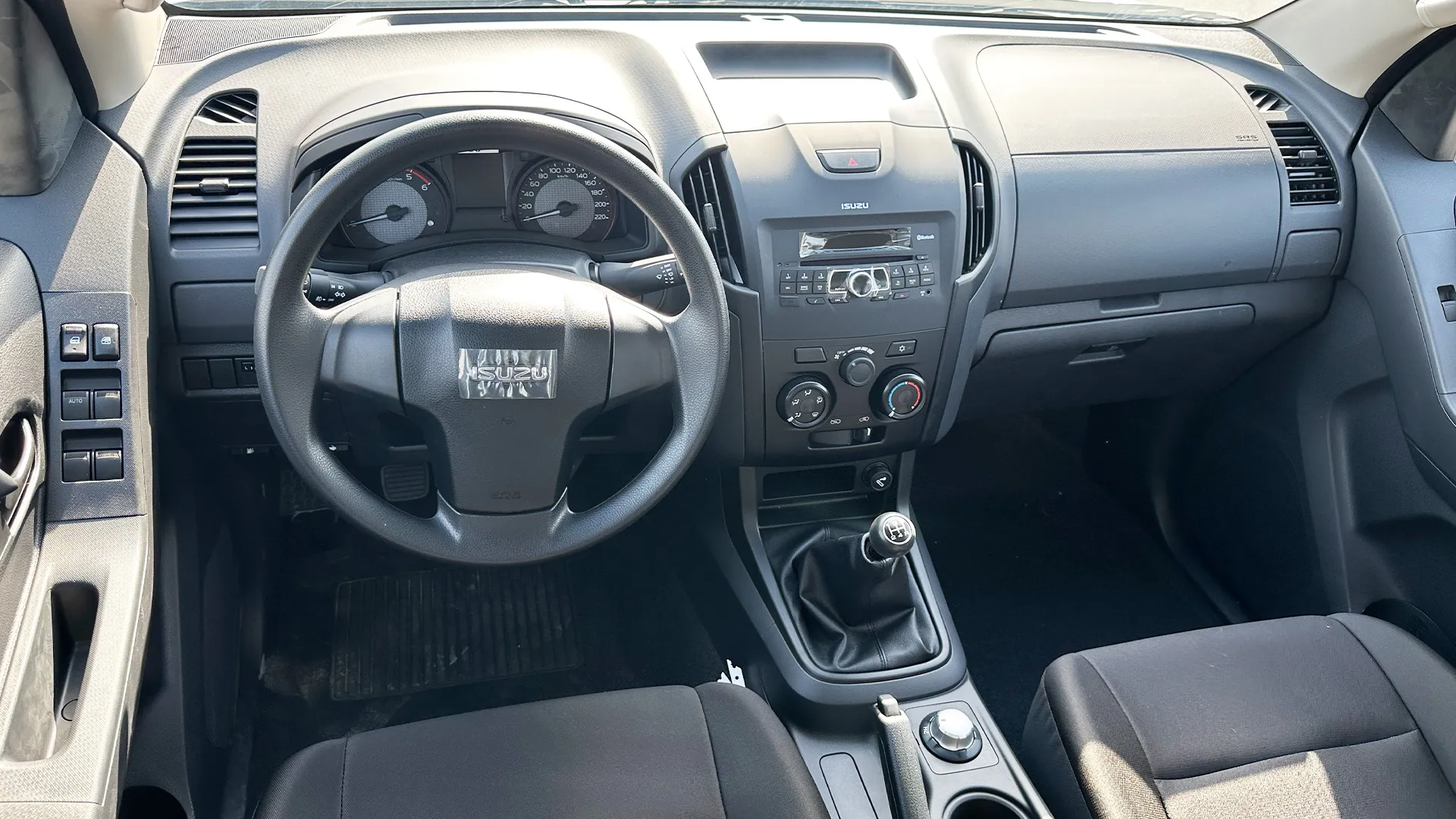 2.5L D DC 4x4 PWR A/W MID MT - Image 17