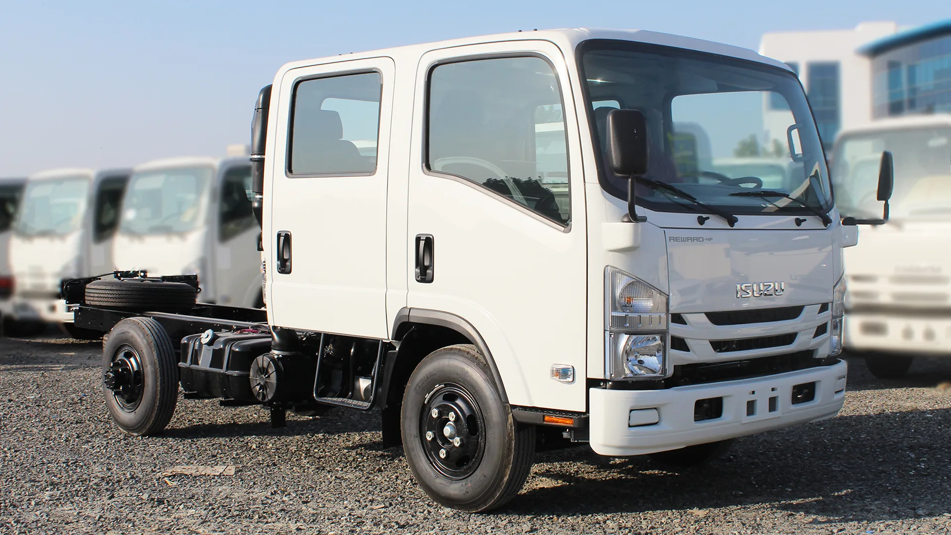 3.0L 85L Crew Cab Chassis MT - Image 4
