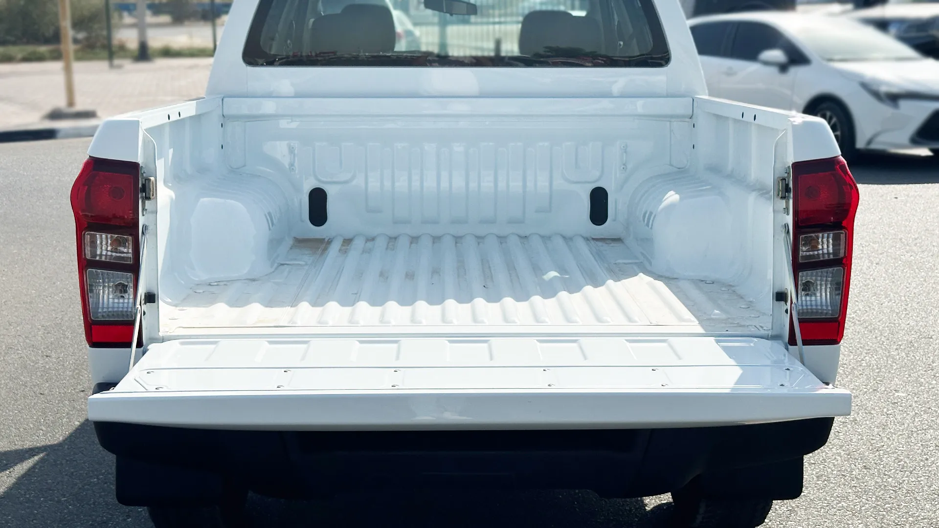 2.5L D DC 4x4 PWR A/W MID MT - Image 18