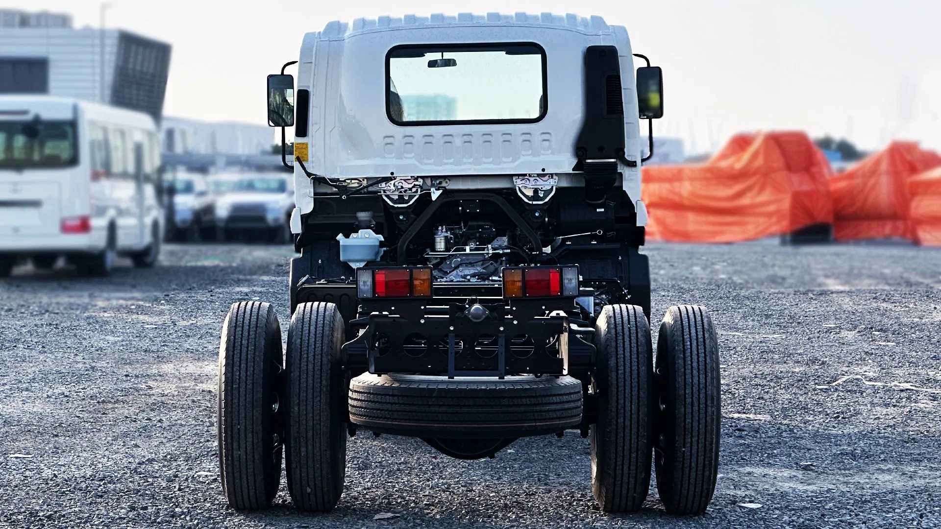 8.0L 33P CAB Chassis MT - Image 3