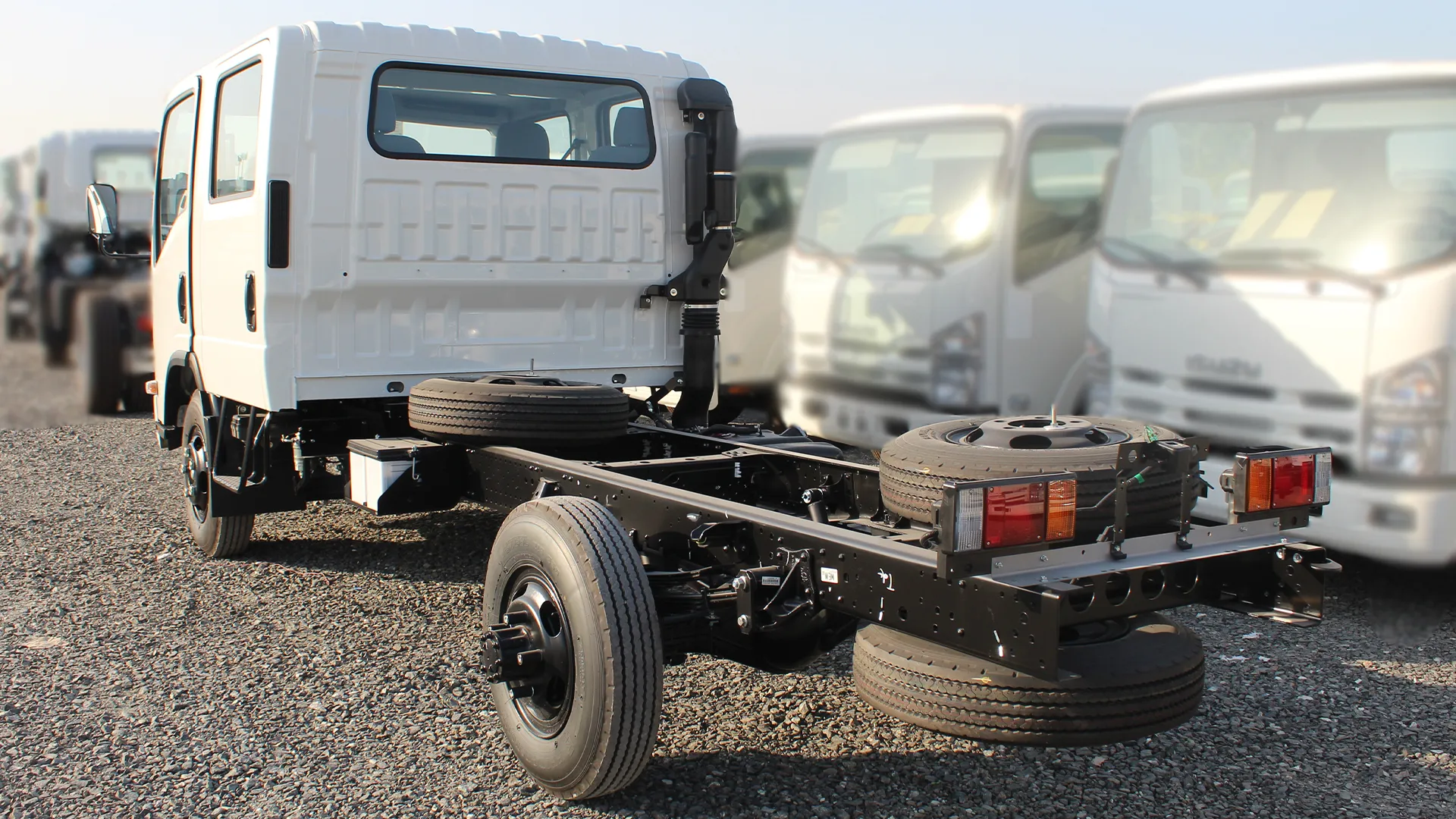 3.0L 85L Crew Cab Chassis MT - Image 2