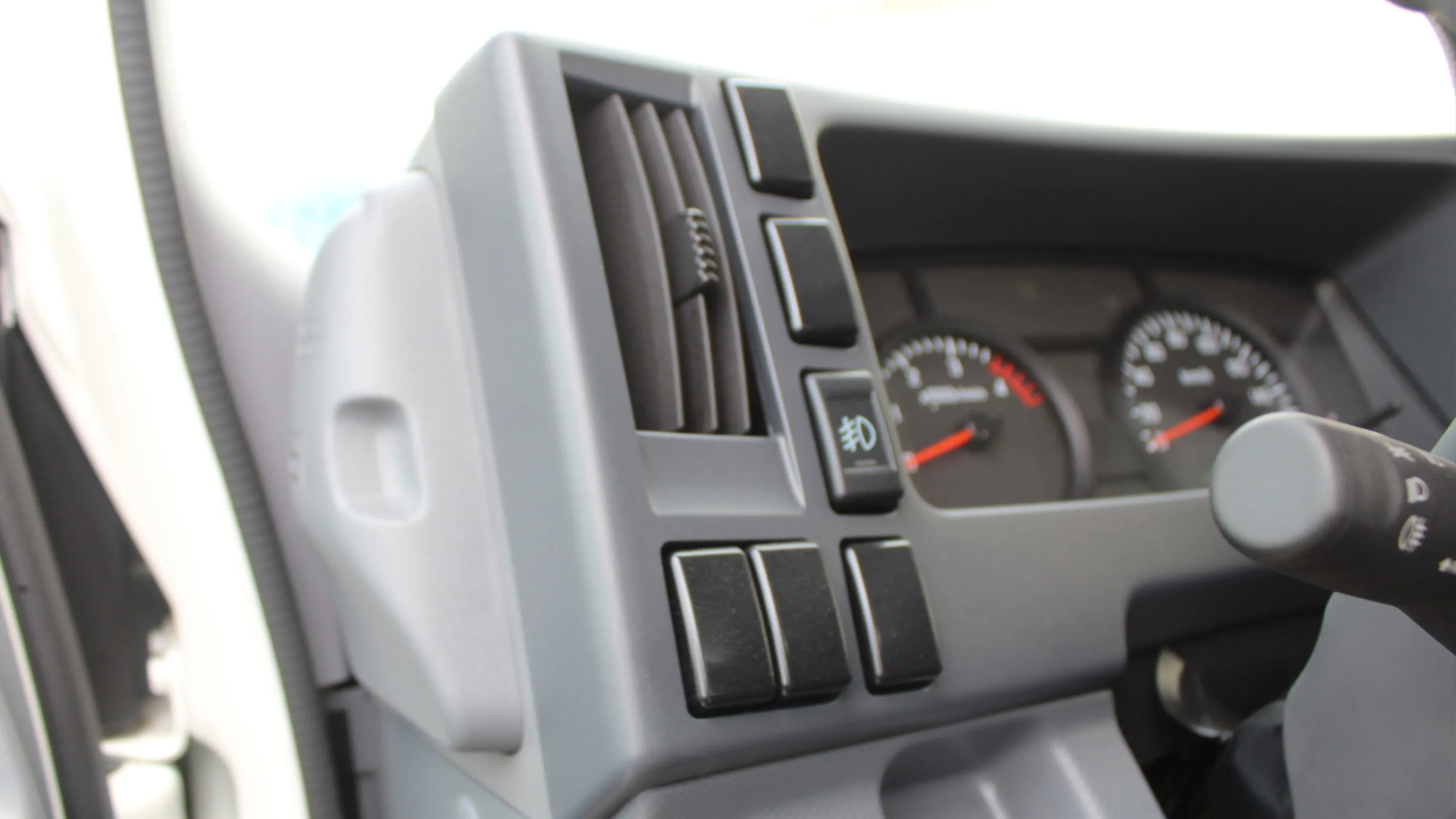 4570 cc TRUCK CAB CHASSIS 4X2 DIESEL MT - Image 11