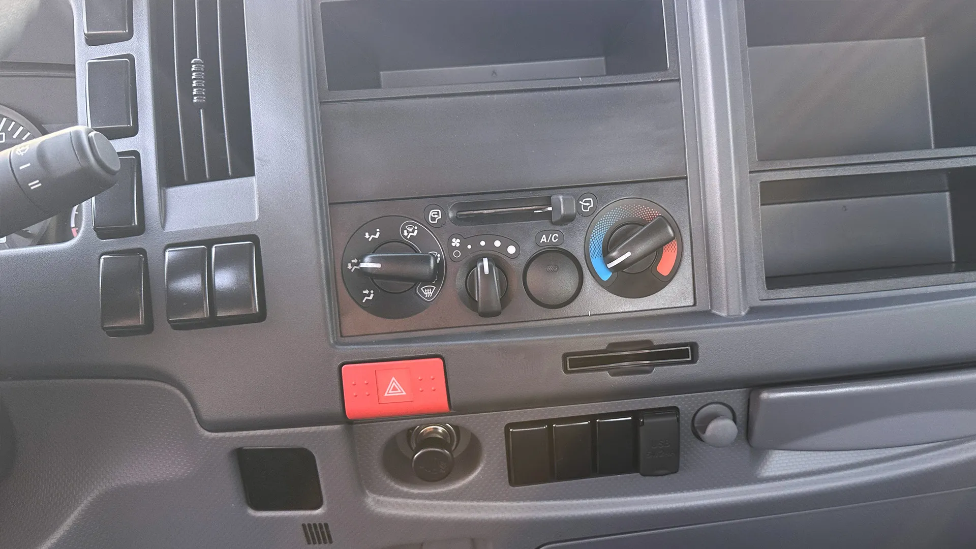 8.0L 33P CAB Chassis MT - Image 17