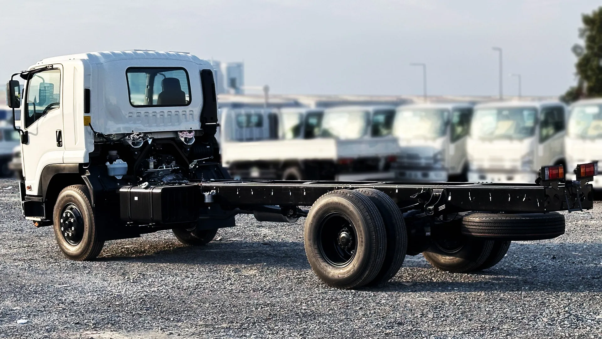 8.0L 33P CAB Chassis MT - Image 2