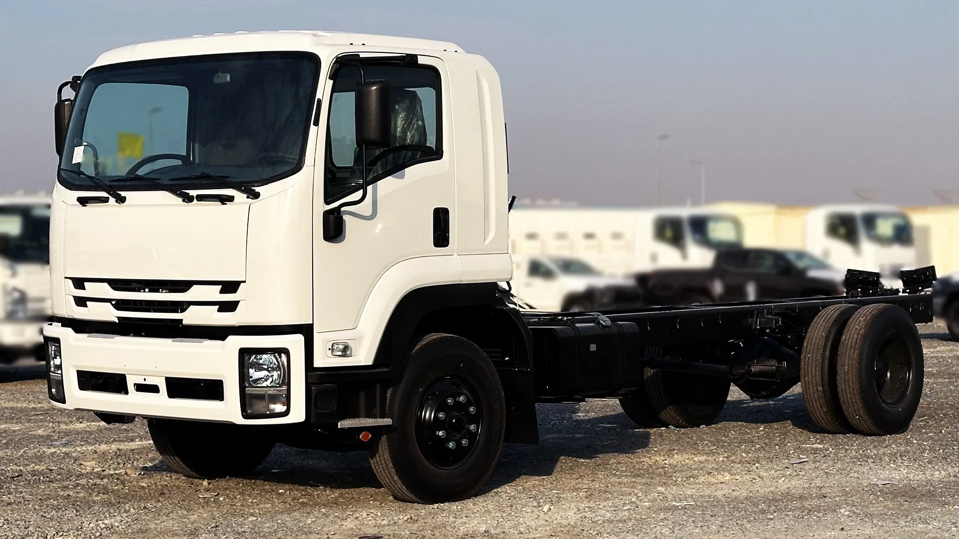 8.0L 33P CAB Chassis MT - Image 1