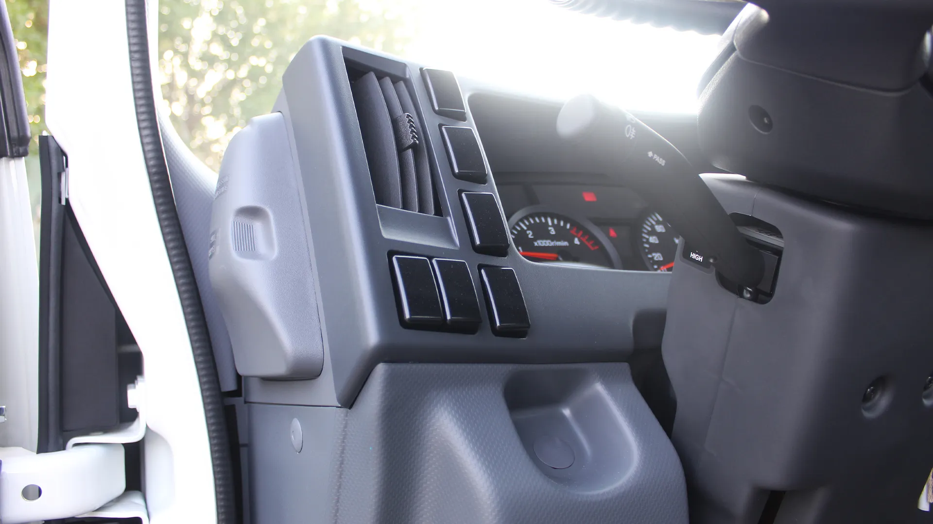 4.6L 71L LWB Cab Chassis MT - Image 11
