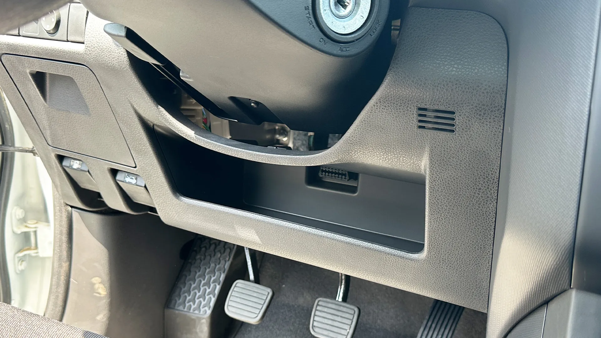 2.5L DC 4X4 PWR A/W ABS Remote MT - Image 19
