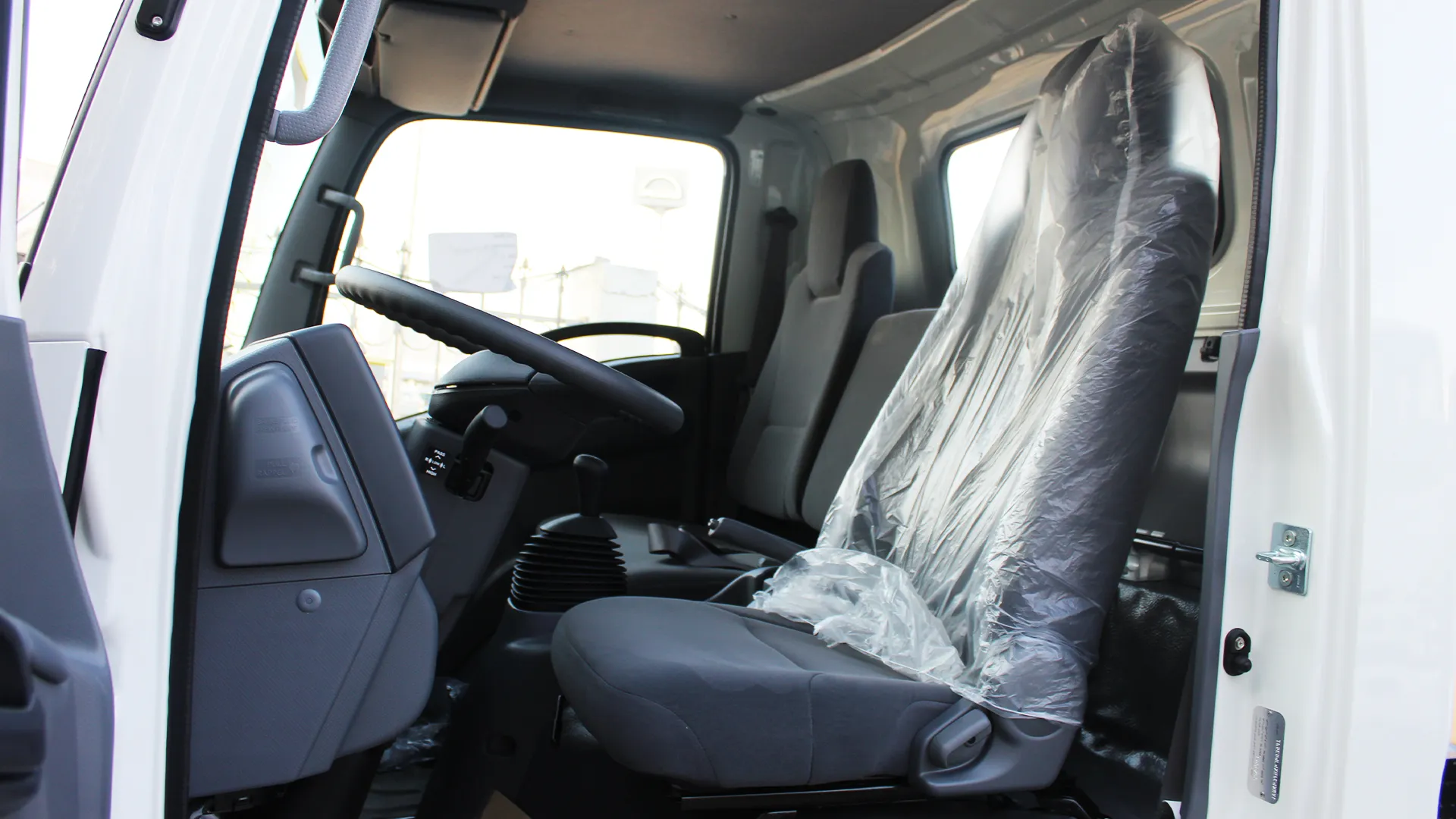 4.6L 71L LWB Cab Chassis MT - Image 8