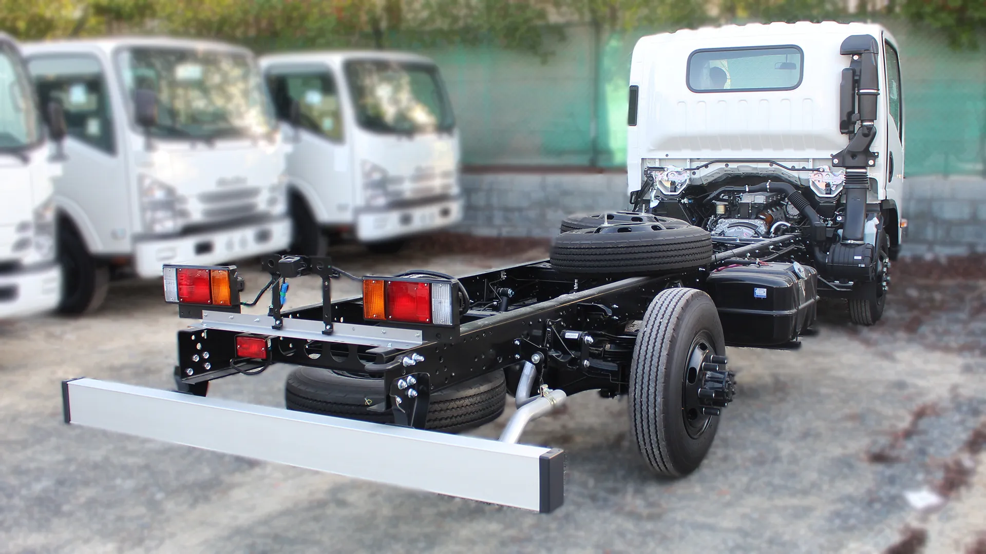 4.6L 71L LWB Cab Chassis MT - Image 4