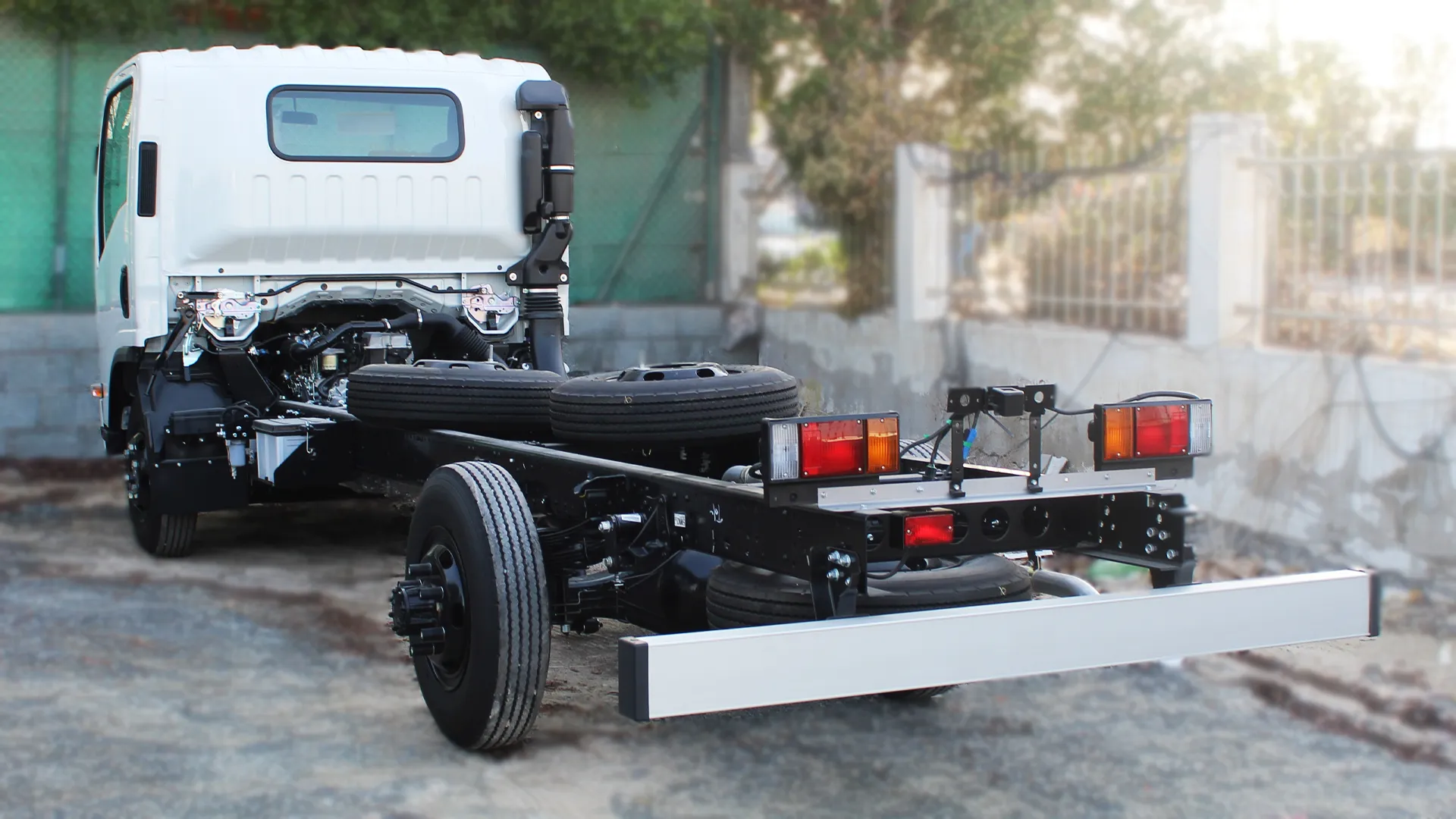 4.6L 71L LWB Cab Chassis MT - Image 2