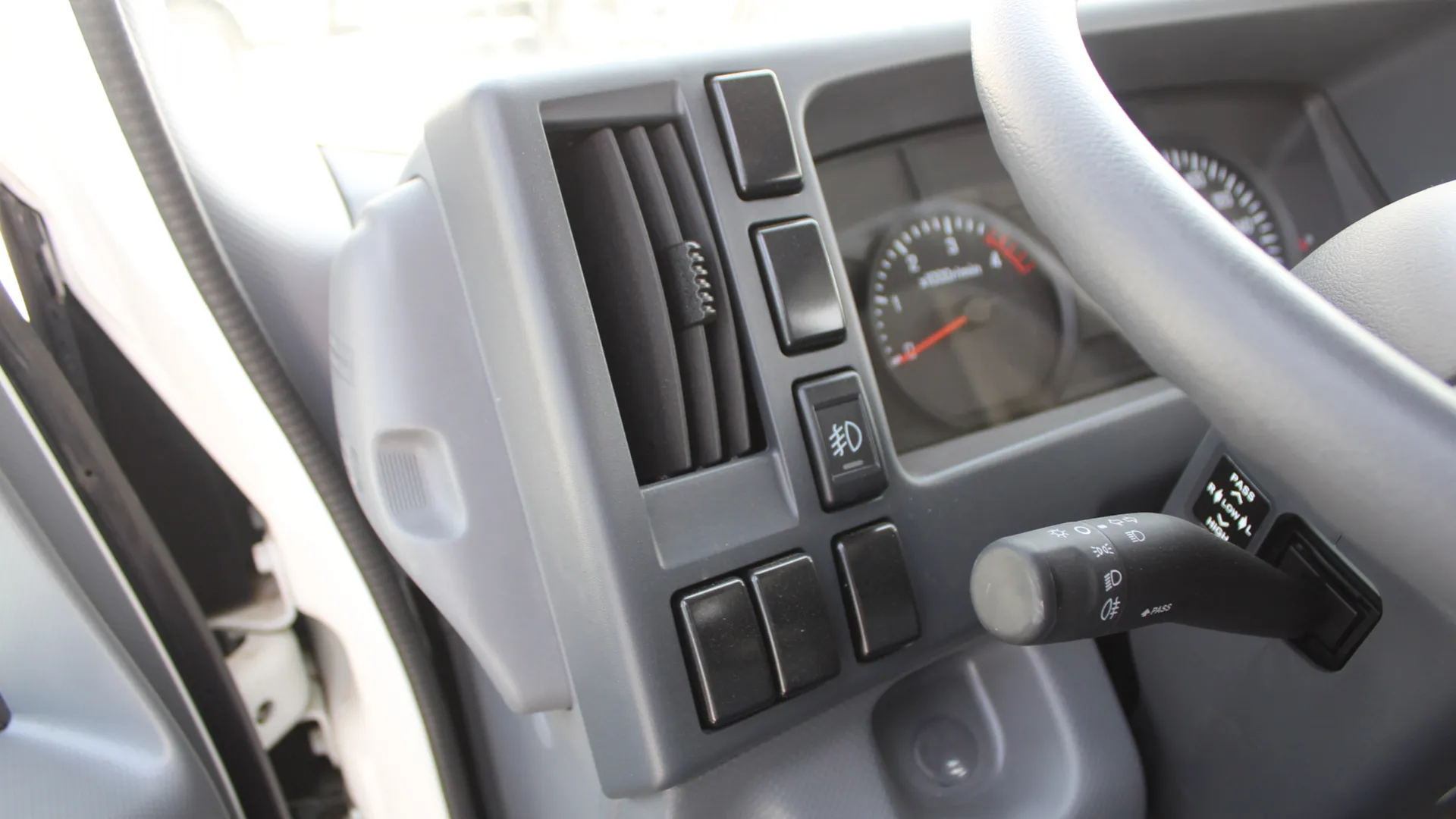 4570 cc (4.6L) 71L CHASSIS LAMP PW RADIO - Image 14