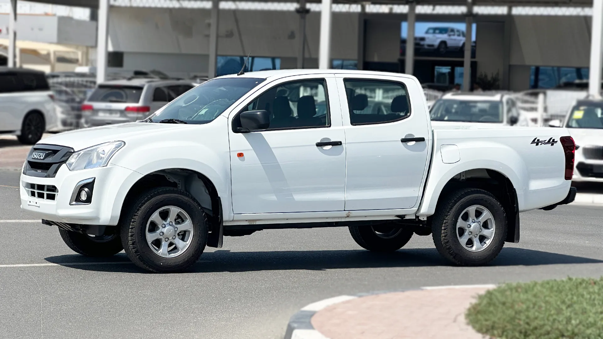 2.5L DC 4X4 PWR A/W ABS Remote MT - Image 1