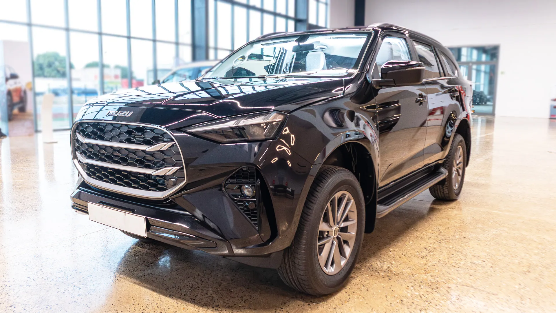 1.9L 4X4 AT RBD Full Option 7STR - Image 1