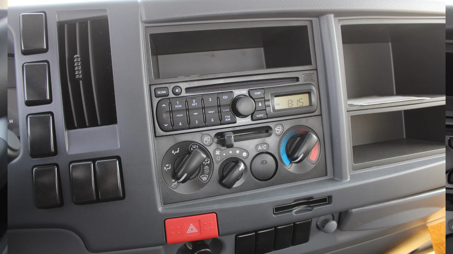 4570 cc (4.6L) 71L CHASSIS LAMP PW RADIO - Image 16