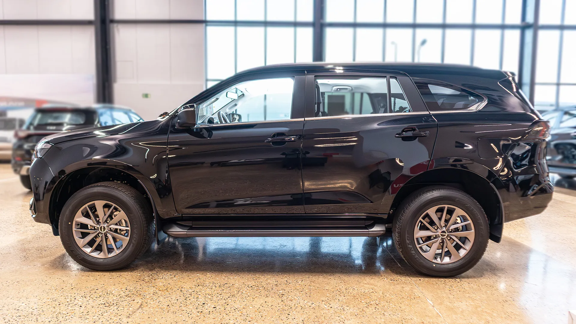 1.9L 4X4 AT RBD Full Option 7STR - Image 2