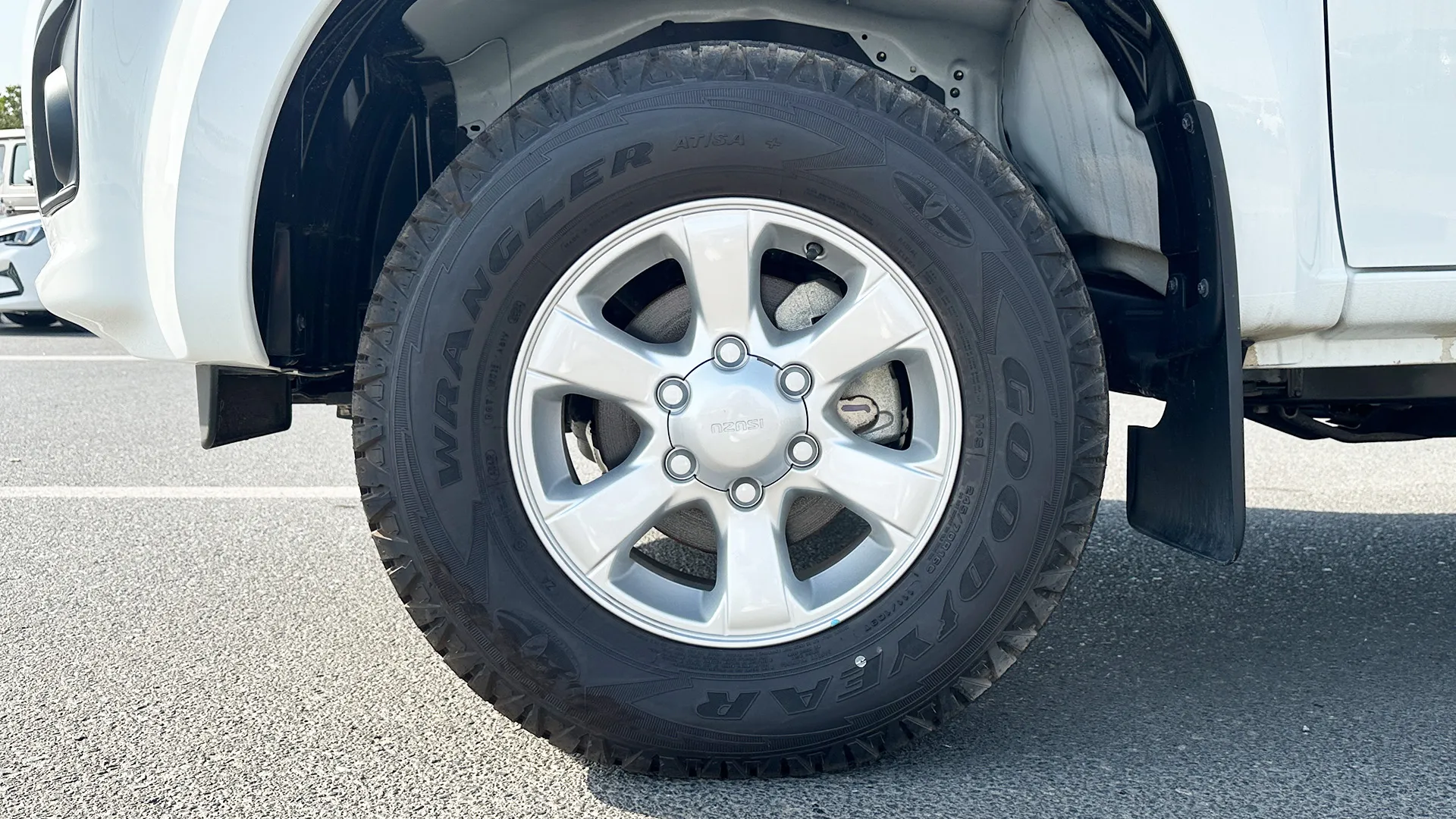 2.5L D DC 4x4 PWR A/W MID MT - Image 6